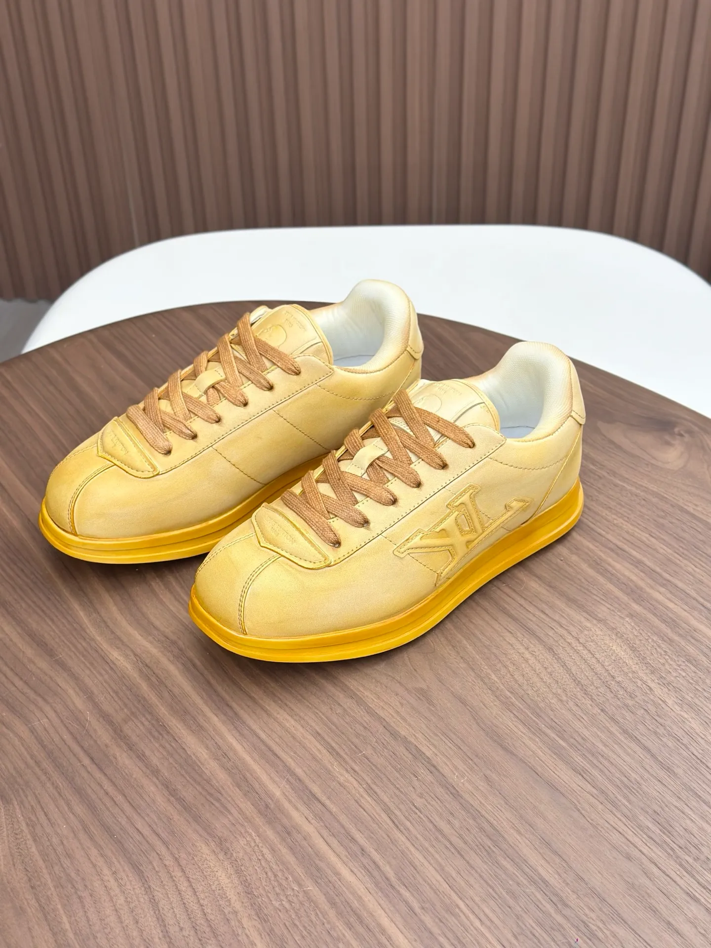 💰800💰Full package💰Top version Washed LV-Louis Vuitton-Classic catwalk new style 1:1 developed replica of the original version! ! The upper foot is very comfortable. It is made of luxurious materials, washed with fine workmanship, and the midsole is printed with English letters "Made in Europe." The upper is made of calfskin imported from Italy. The side is decorated with the brand's LOGO and signature. The latest latex foot pads and mesh lining make the foot feel super comfortable. The original two-color TPU combination outsole is specially provided by the original factory. Bag technology Goodyear stitched edges Fabric: Exclusive custom first-layer cowhide Accessories: Exclusive private model Vuitton logo, lining: Customized silk mesh lining - first-layer silk cowhide lining Outsole: TPU combination outsole wear-resistant, non-slip and anti-yellowing Foot pads: new latex pads-mesh sweat-absorbent Counter technology: fully computerized sewing machine wire drawing Toe box back cover Hot and cold shaping Full set of pull-top last with medium and low logo pattern Counter packaging - Shoelaces, certificates, cards, instructions, certificates of quality, dust bags, the most comprehensive packaging on the Internet, men's sizes 39-44 (38/45 custom-made, non-refundable!